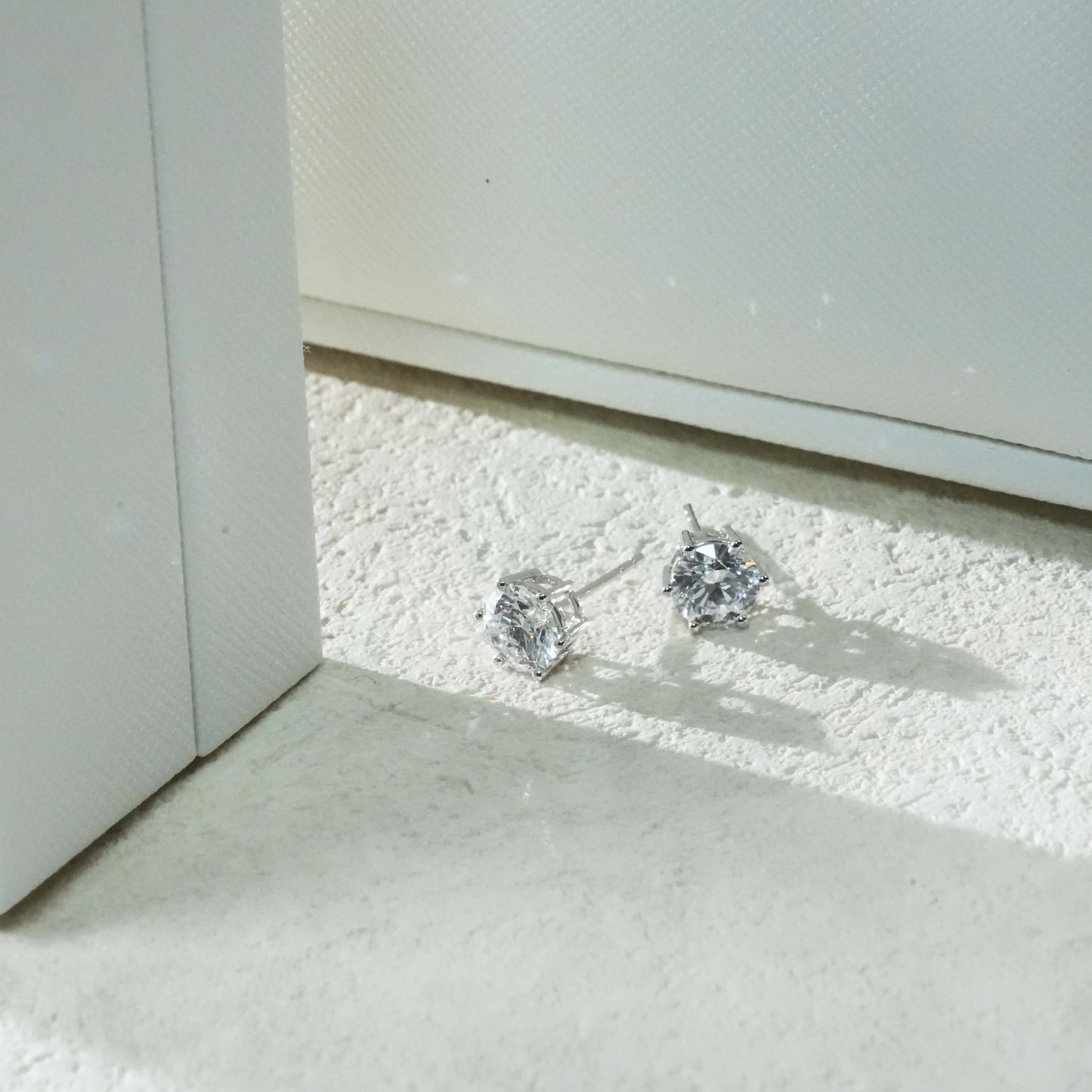Ear Studs with Six Prongs